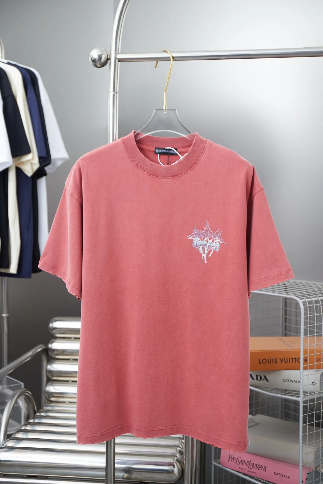 🅿️220 Chrome Hearte 25SS early spring new model, lightning hot diamond short sleeves, light luxury, a must-have item for daily commuting for men and women, correct version, welcome to compare, detailed features · 280g 100% cotton double yarn jersey fabric · Special thickened 32 pieces of double-strand 1X1 thread in the same vat · Imported Australian matte pearlescent diamond ➕ direct-injection printing pattern. Ready-made garments are dyed. Then do the faded fried snowflake process, then wash it to make it look old. Common washing improves the effect · Double-needle stitching and cross-stitch process · Original main mark, washed tag, branded moisture-proof paper packaging Color: black/blue/orange Size: S/M/L/XL